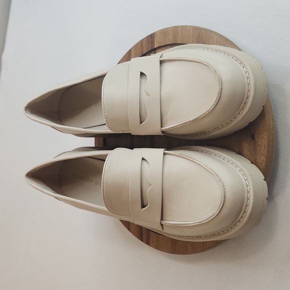 Madden Girl Lotto Bone Chunky Heel Loafers. Size 8 - Picture 5 of 9